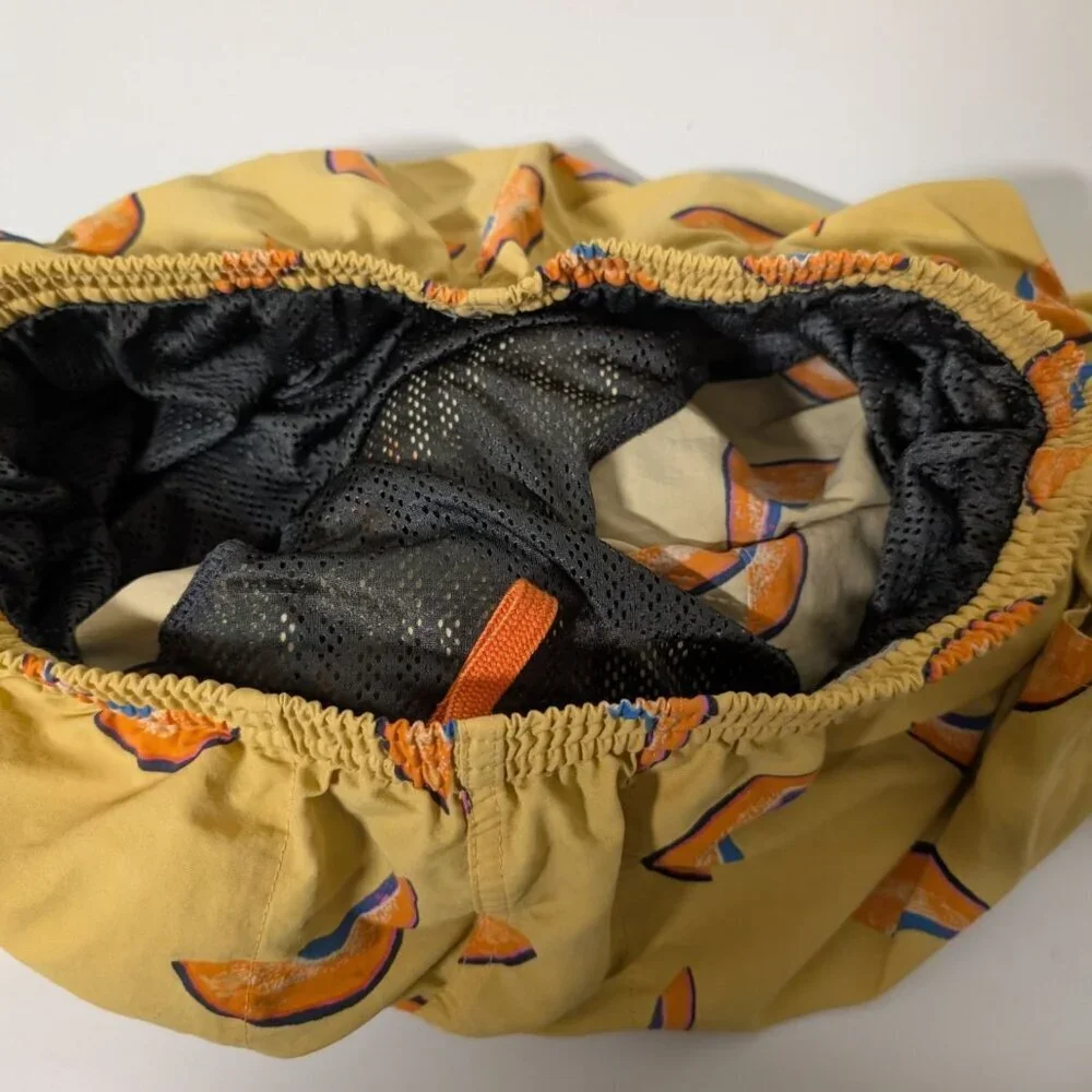Patagonia Melon Printed 6” Baggies Mens Size XS Yellow Mesh Lined Swim Trunks